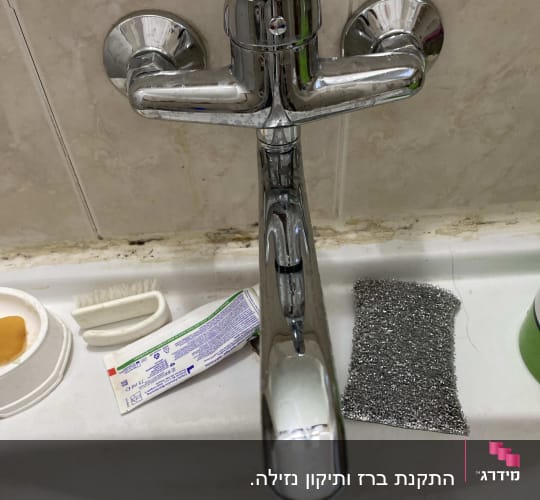 ברז סוללה כרום מותקן על הקיר מעל כיור